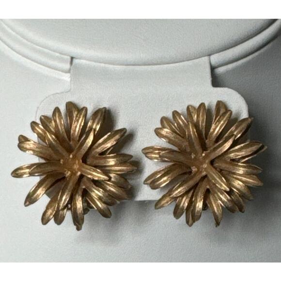 Mid century gold tone flower clip on earings - Picture 3 of 10